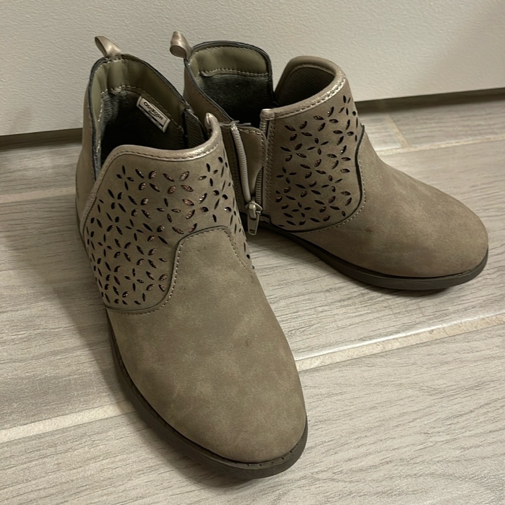 Girls boots oshkosh 1M for a 7-8 yr old